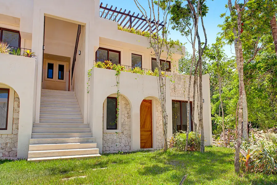 Фасад таунхаусов Tulum Gardens