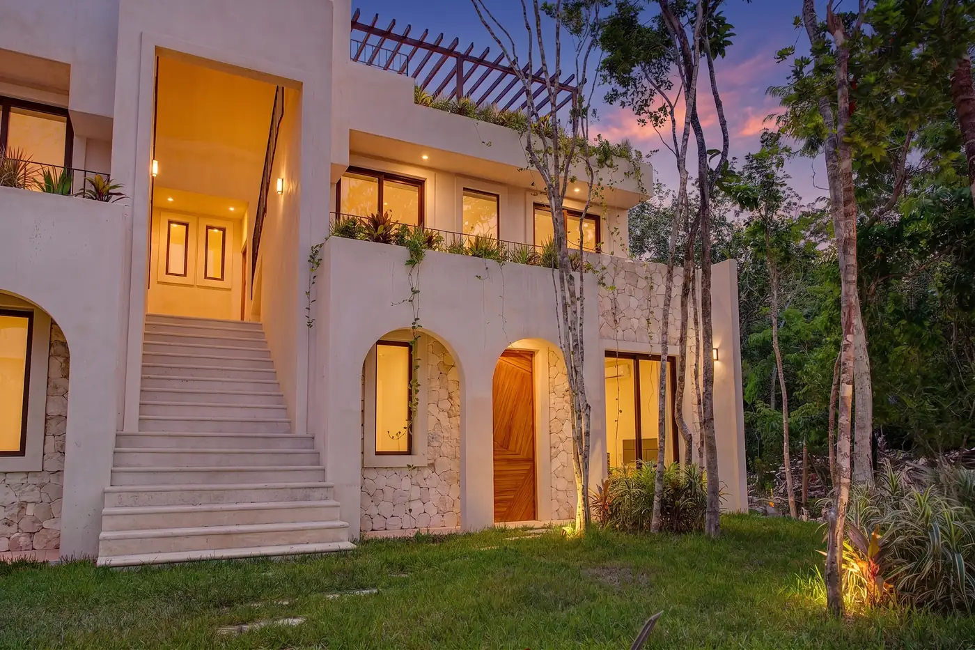 Фасад таунхаусов Tulum Gardens вечером